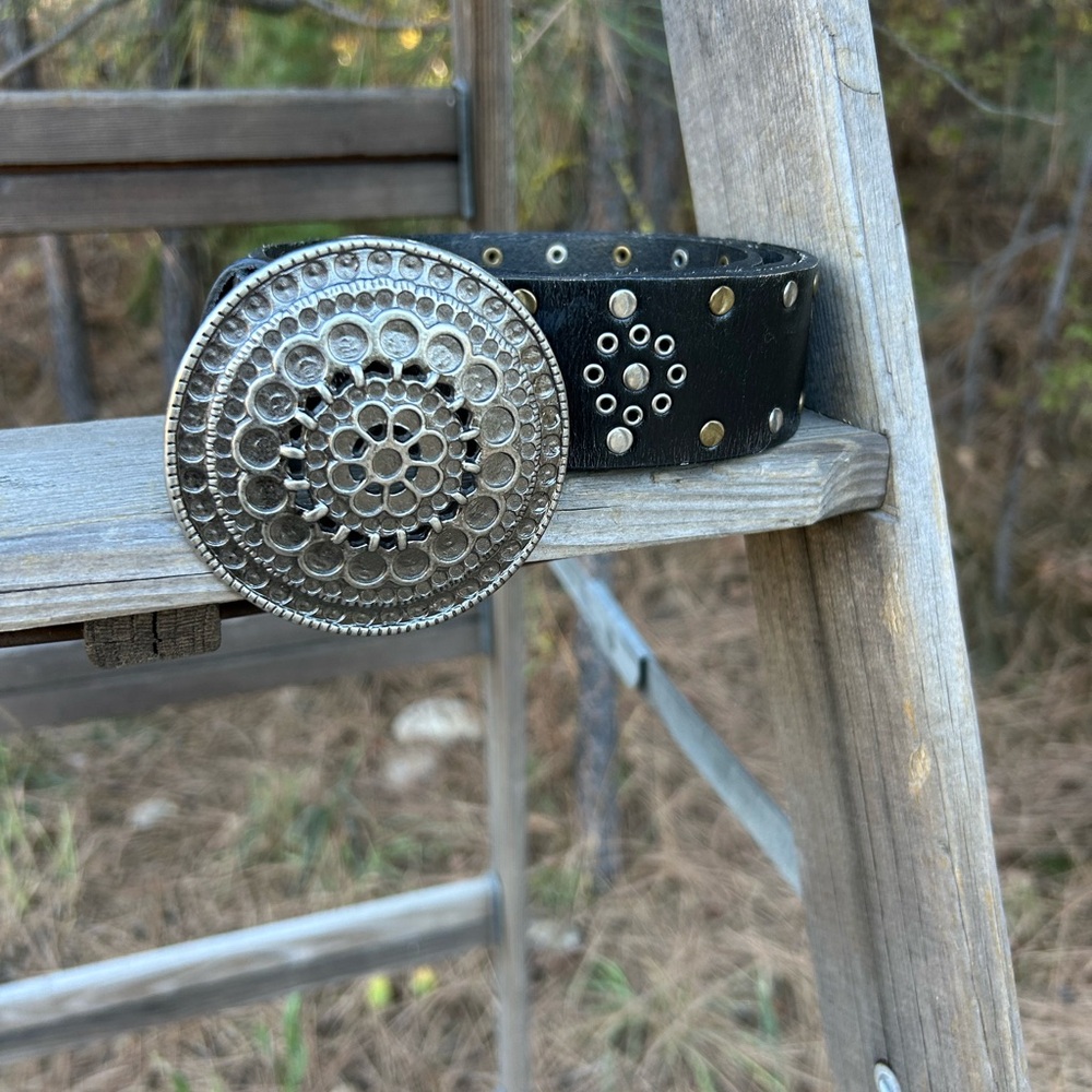 Nine West leather black flat studded belt with decorative mandala metal buckle - Picture 5 of 12